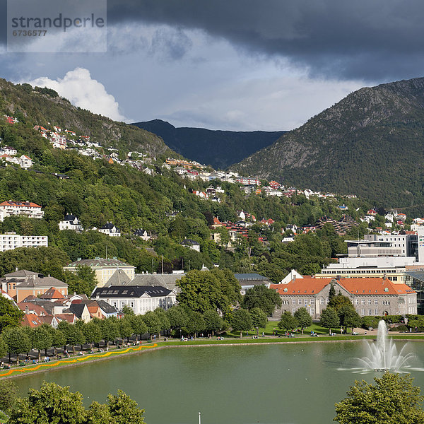 Wolke  über  Gebäude  Berglandschaft