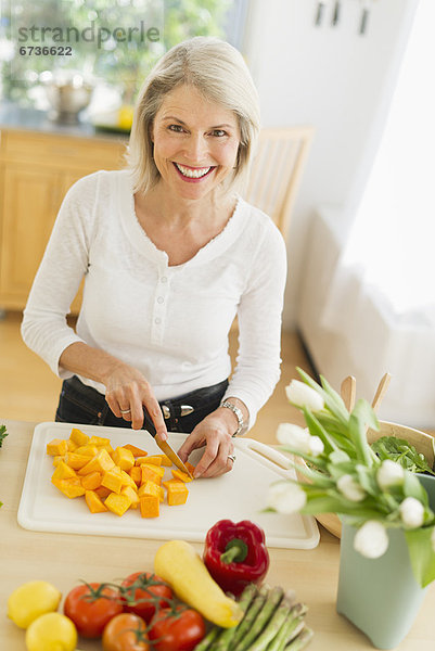 Senior  Senioren  Portrait  Frau  schneiden  Küche  Gemüse