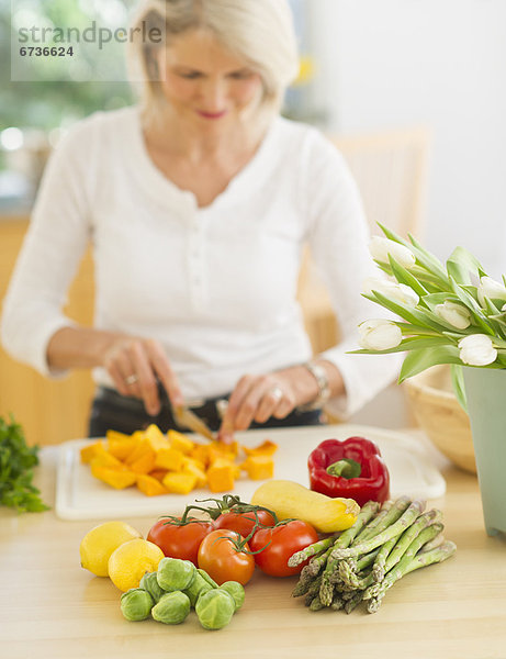 Senior  Senioren  Portrait  Frau  schneiden  Küche  Gemüse