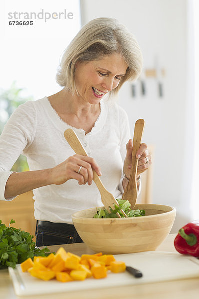 Senior Senioren Portrait Frau Vorbereitung Küche Salat