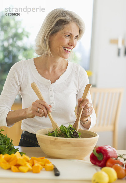 Senior Senioren Frau Vorbereitung Küche Salat
