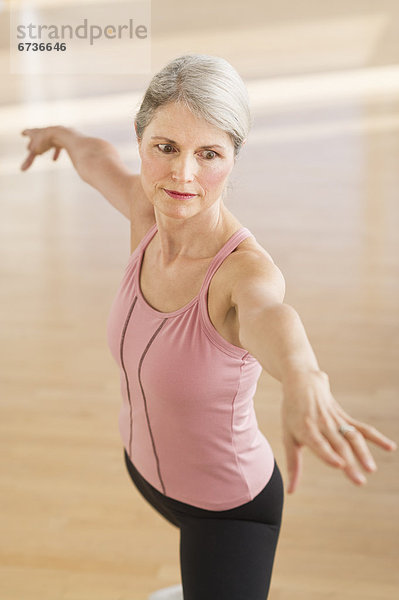 Senior  Senioren  Fitness-Studio  Portrait  Frau  üben