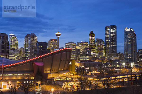 Skyline  Skylines  Großstadt  Beleuchtung  Licht  Saddledome  Abenddämmerung