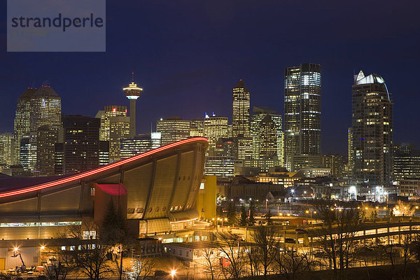 Skyline  Skylines  Großstadt  Beleuchtung  Licht  Saddledome  Abenddämmerung