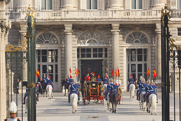 zeigen  tragen  Monarchie  Palast  Schloß  Schlösser  Zeremonie  Botschafter  Spanien