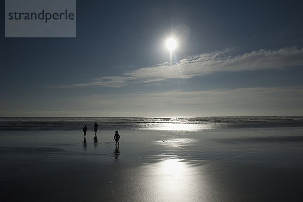 Mensch  Menschen  gehen  Strand  nass  Sand