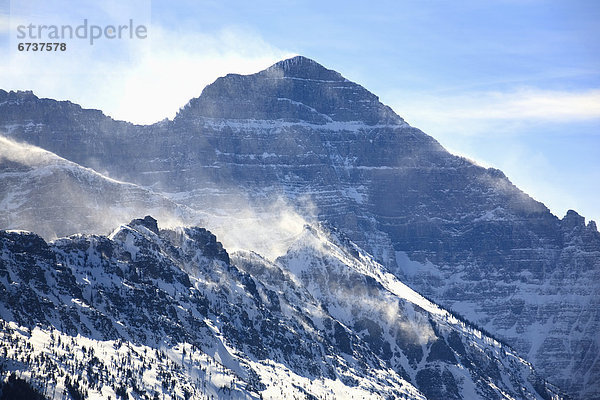 blasen  bläst  blasend  Himmel  über  blau  Schnee