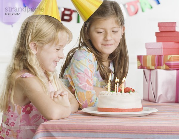 Schwester  Geburtstag  Kuchen  jung  Tisch