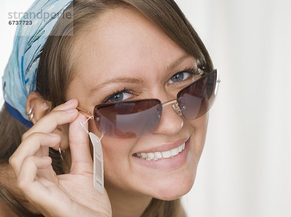 anprobieren  Frau  lächeln  jung  Sonnenbrille