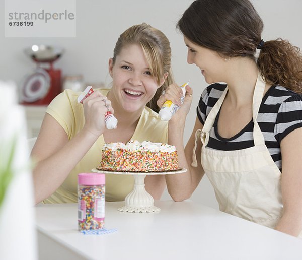 Jugendlicher  Kuchen  schmücken  Mädchen