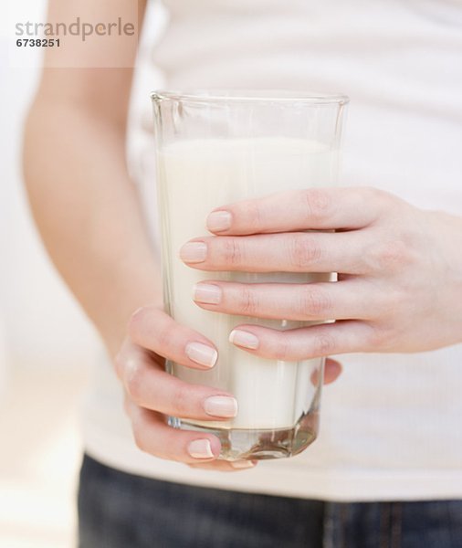 Frau hält Glas Milch