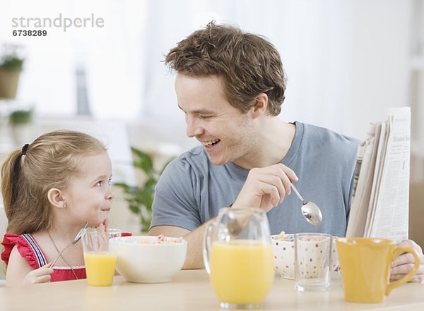 Vater und Tochter Essen Frühstück