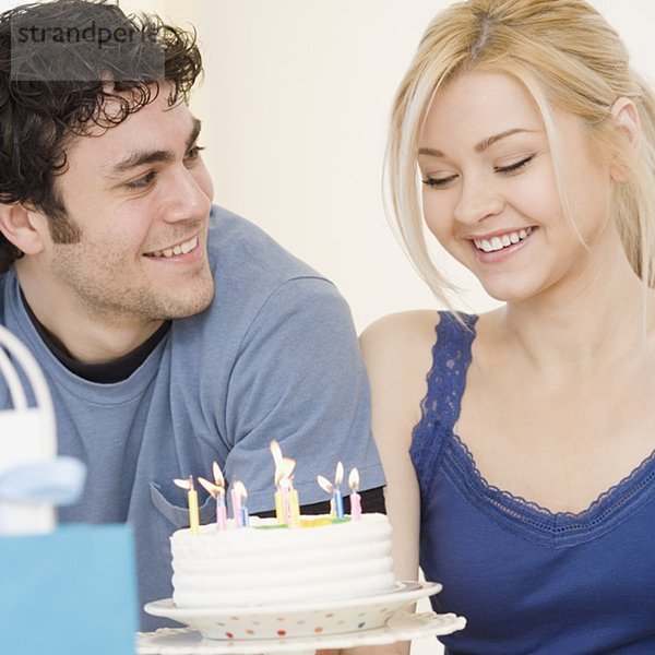 Mann  Freundin  sehen  lächeln  Geburtstag  Kuchen