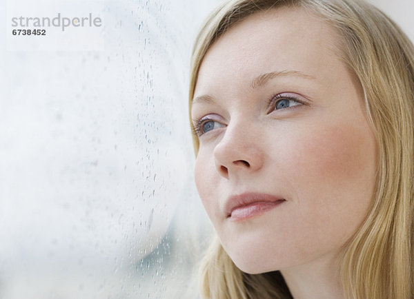 Frau  Fenster  Regen  hinaussehen