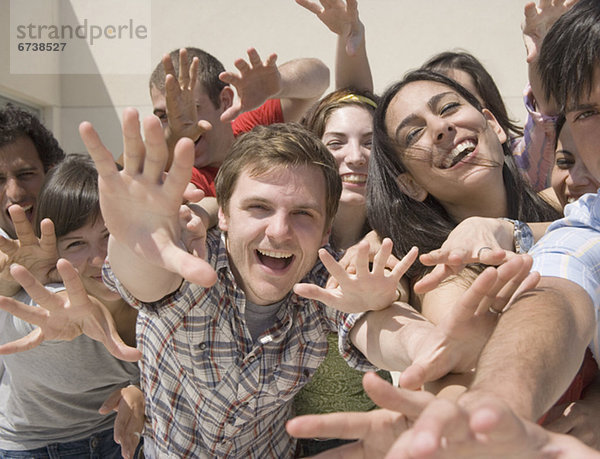 Freundschaft  lachen  die Hand ausstrecken