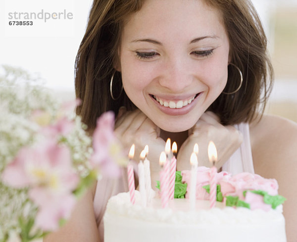 Frau  lächeln  Geburtstag  Kuchen