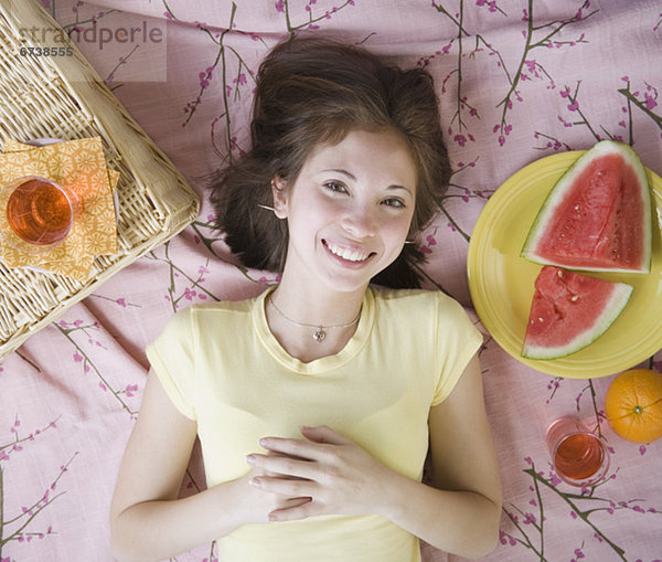 liegend  liegen  liegt  liegendes  liegender  liegende  daliegen  Frau  Decke  Picknick