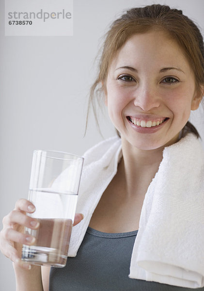 Frau hält Glas Wasser