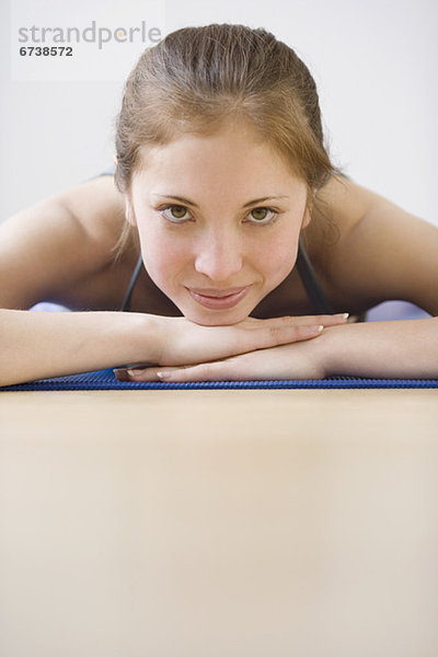 liegend  liegen  liegt  liegendes  liegender  liegende  daliegen  Frau  Yoga  Matte