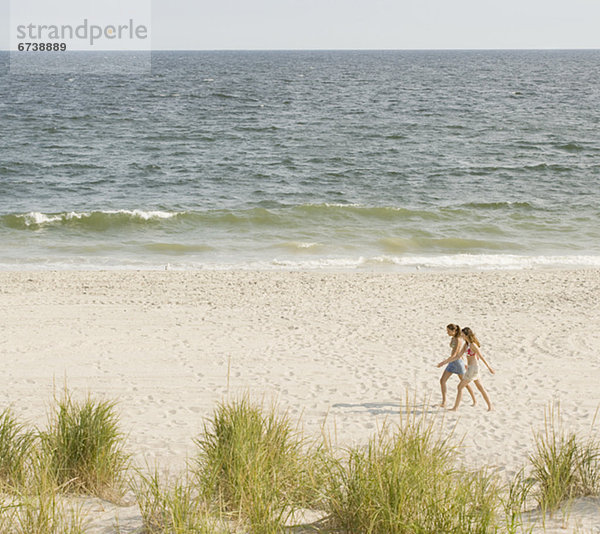 Frauen Wandern am Strand