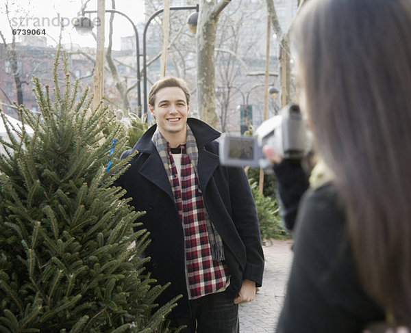 Frau  Freund  Baum  Weihnachten  aufzeichnen  Camcorder