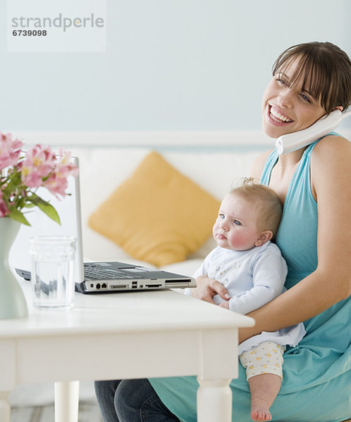 Interior  zu Hause  arbeiten  halten  Mutter - Mensch  Baby