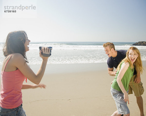 Frau Freundschaft Strand aufzeichnen Camcorder