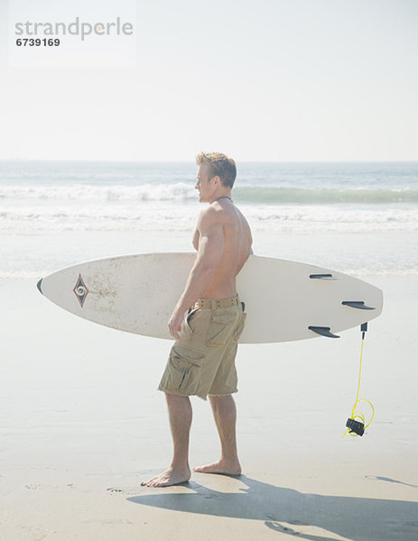Mann halten Surfboard