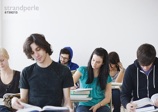 College-Studenten im Klassenzimmer