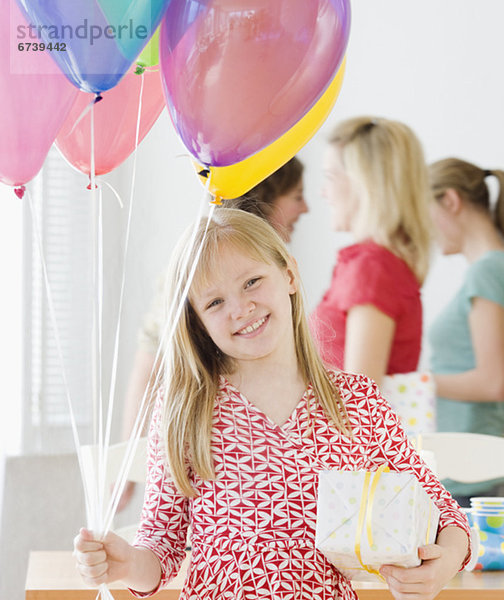 Geschenk Luftballon Ballon halten Mädchen