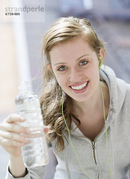 Wasser  Fitnesstraining  Frau  jung  trinken