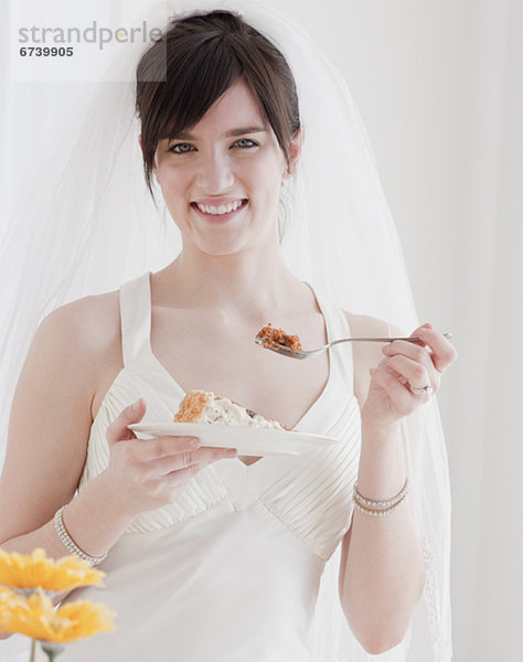 Portrait  Braut  Hochzeit  Kuchen  essen  essend  isst
