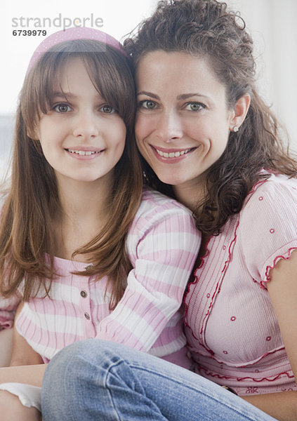 Portrait  umarmen  lächeln  Tochter  10-13 Jahre  10 bis 13 Jahre  Mutter - Mensch