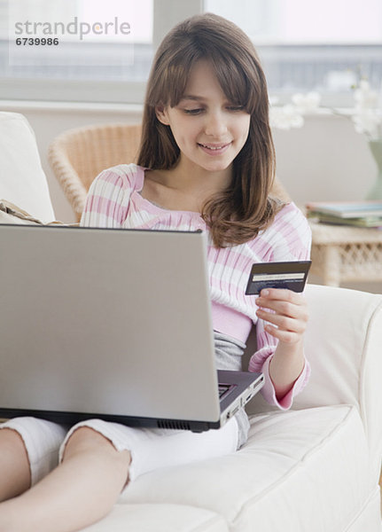 Internet  halten  kaufen  Kredit  10-13 Jahre  10 bis 13 Jahre  Schulalter  Mädchen  Kreditkarte  Karte