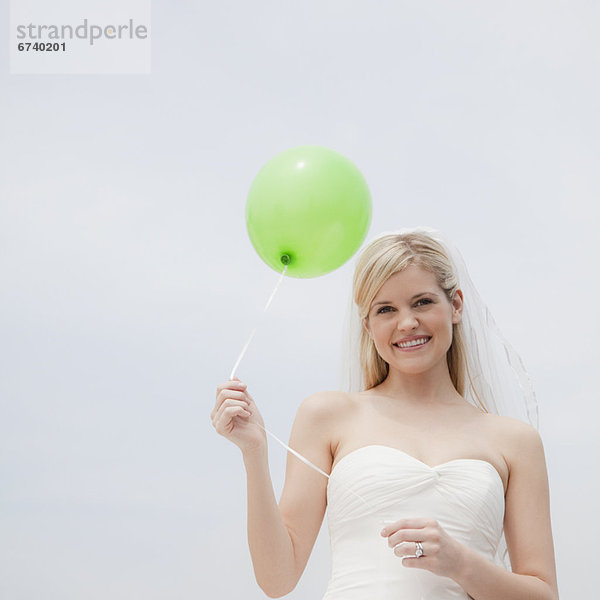 Fröhlichkeit  Braut  Luftballon  Ballon  grün  halten