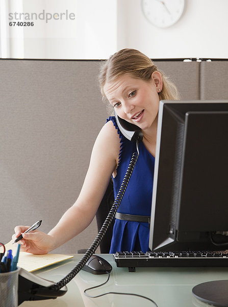 Junge Frau bei der Arbeit im Büro