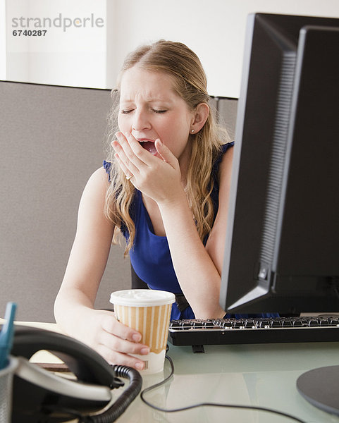 Frau  gähnen  Büro  jung