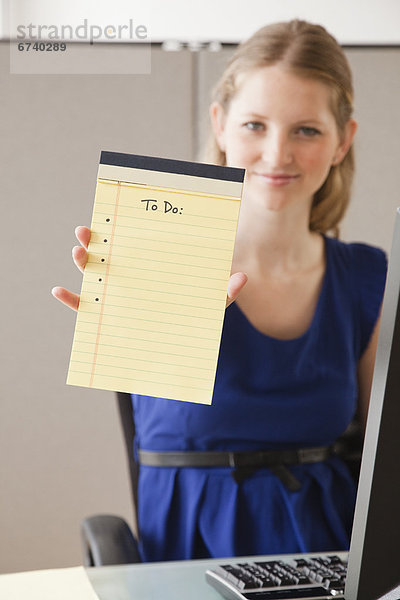 Portrait  Frau  Büro  jung  Liste  unbeschrieben