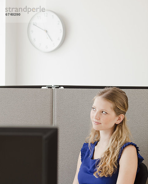 Portrait einer jungen Frau in office