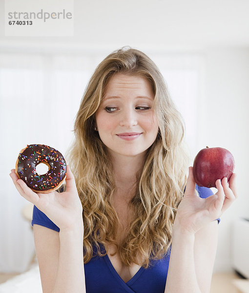 zwischen  inmitten  mitten  Frau  auswählen  jung  Apfel  Donut