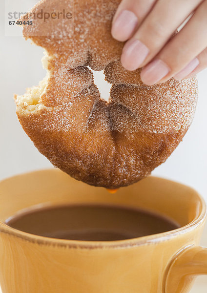 hoch  oben  nahe  Frau  halten  Donut