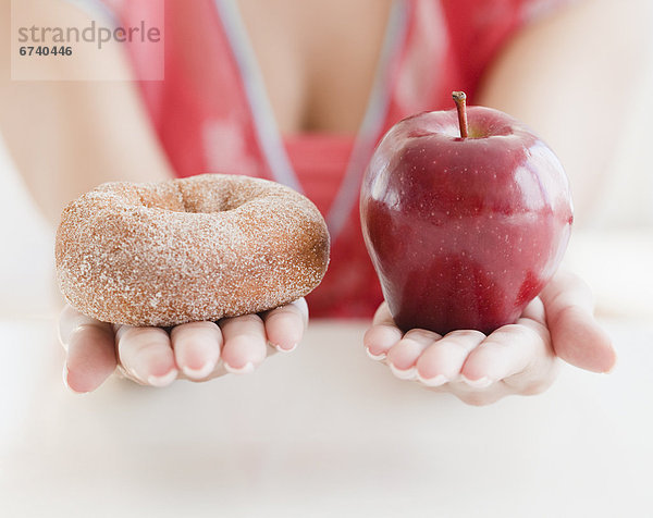 hoch  oben  nahe  Frau  halten  Apfel  Donut