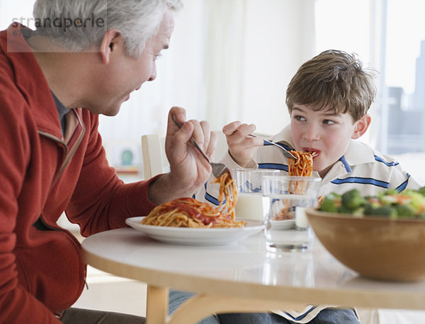 Vater und Sohn Essen spaghetti
