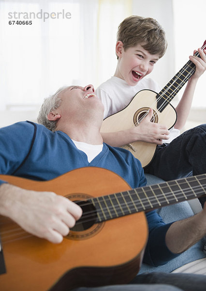 Menschlicher Vater  Sohn  Gitarre  spielen