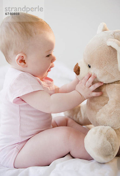 Baby Spiel mit Teddy bear