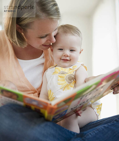 Buch  Tochter  Taschenbuch  Mutter - Mensch  Baby  vorlesen