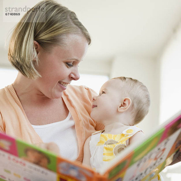 Buch  Tochter  Taschenbuch  Mutter - Mensch  Baby  vorlesen