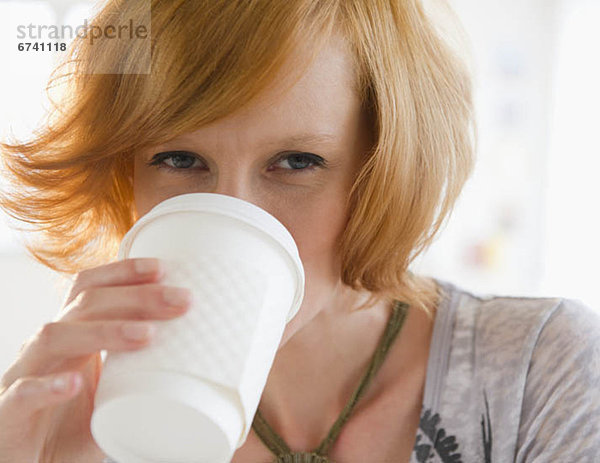 Frau  Tasse  jung  trinken  Wegwerfartikel