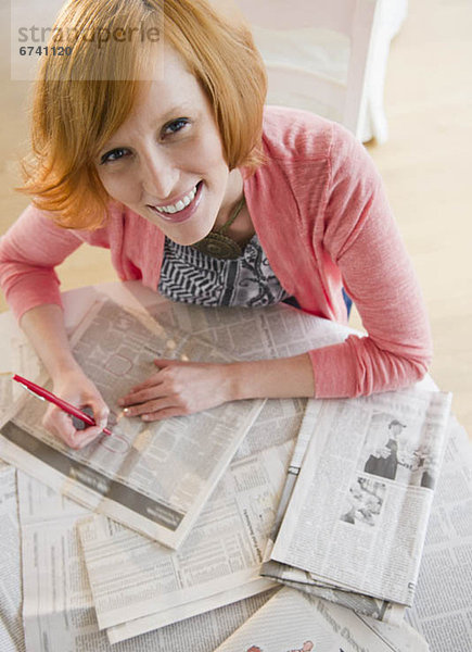 Frau  drehen  jung  Werbung  Zeitung