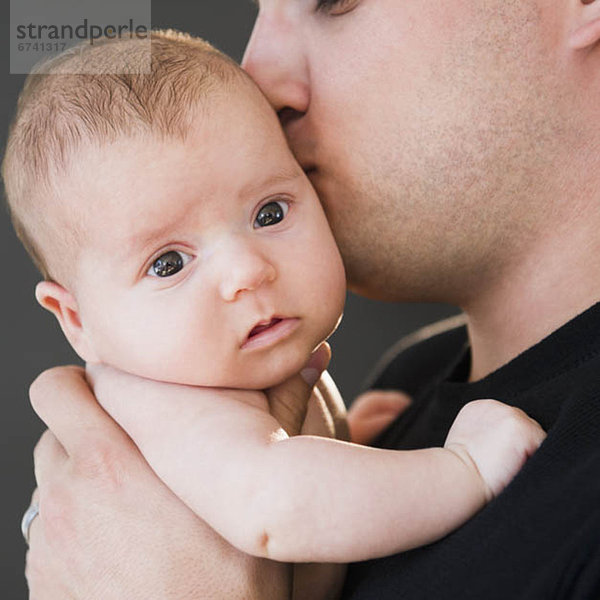 Vereinigte Staaten von Amerika  USA  Menschlicher Vater  küssen  Tochter  Baby  Jersey City  New Jersey